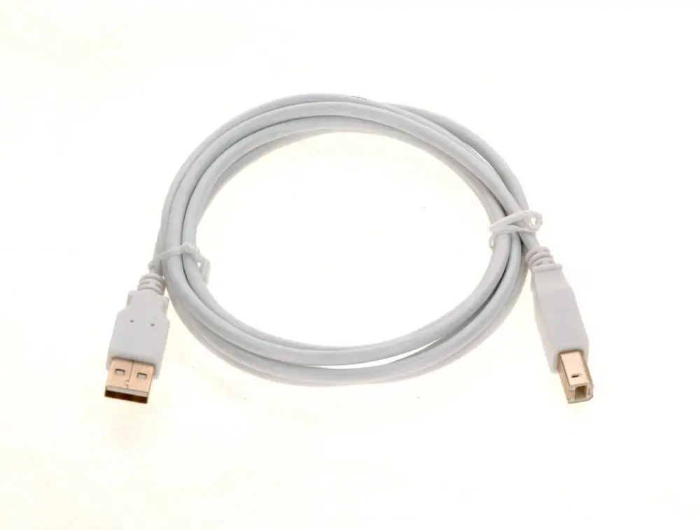 Weißes USB-Kabel von Bosch mit einem Standard-USB-A-Anschluss auf der einen Seite und einem USB-B-Anschluss auf der anderen Seite, dargestellt auf hellem Hintergrund.